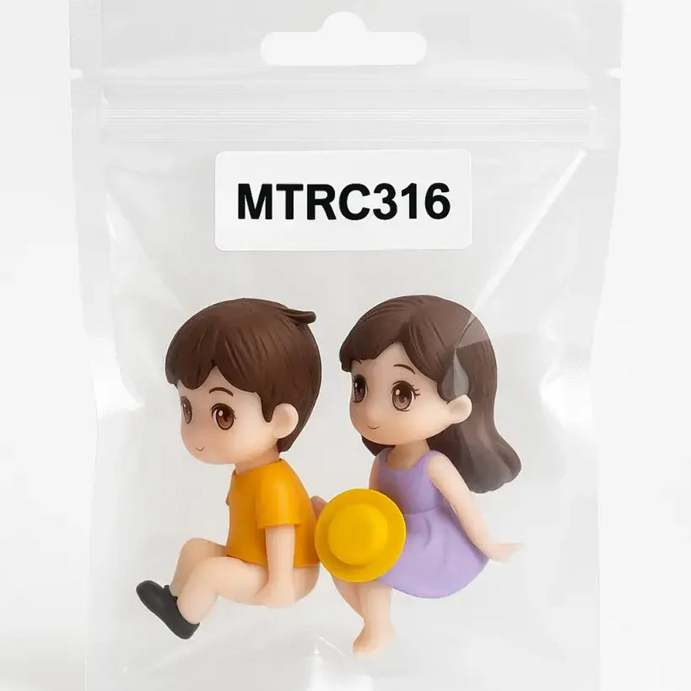 Packaged figurine set MTRC316 – playful sitting couple in summer outfits – cake topper for birthdays, picnics, or romantic celebrations