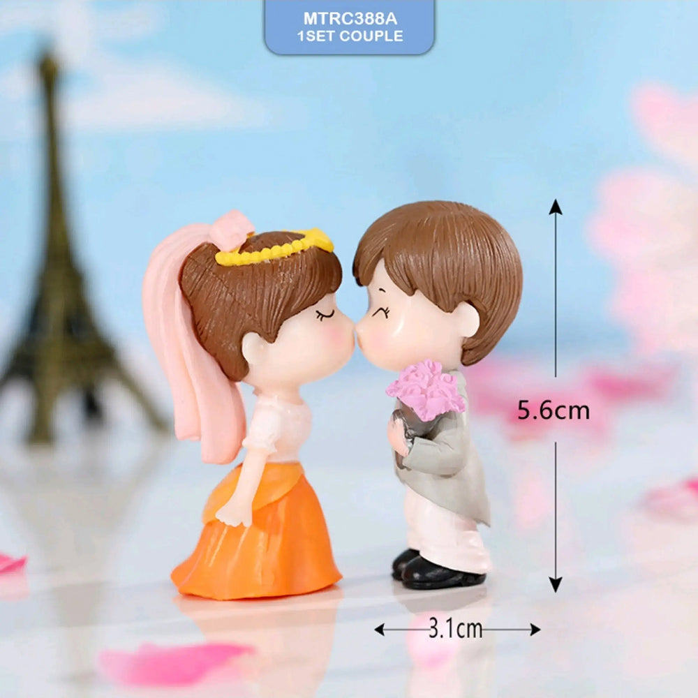 Miniature kissing couple figurine with girl in orange dress and boy holding pink bouquet – 5.6 cm tall romantic cake topper for weddings, anniversaries, and Valentine's Day decorations, perfect for love theme fondant cakes and collectible couple miniatures.