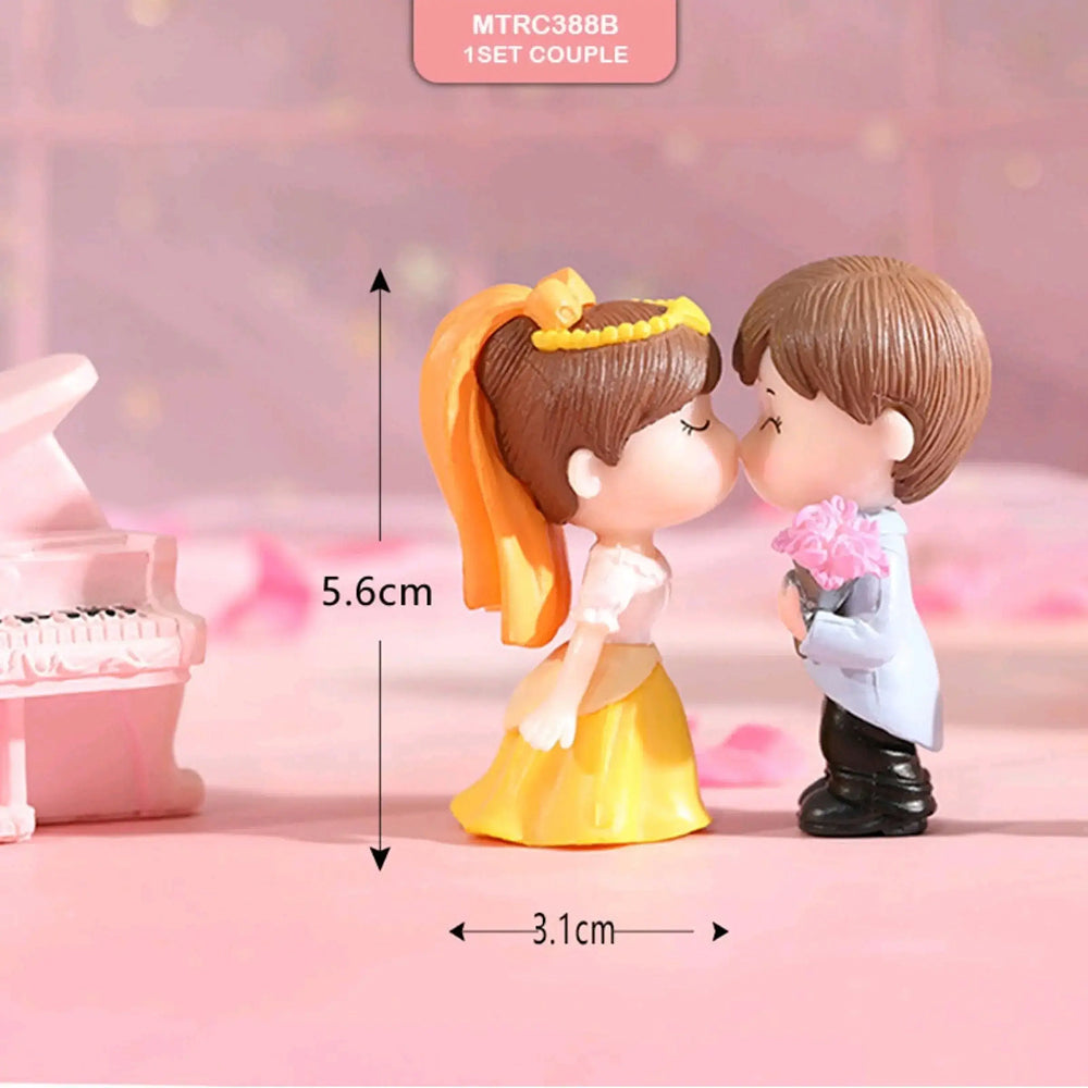 Cute kissing couple figurines – boy in suit holding pink bouquet and girl in yellow dress with headband, 5.6 cm tall romantic cake toppers for weddings and Valentine’s Day.