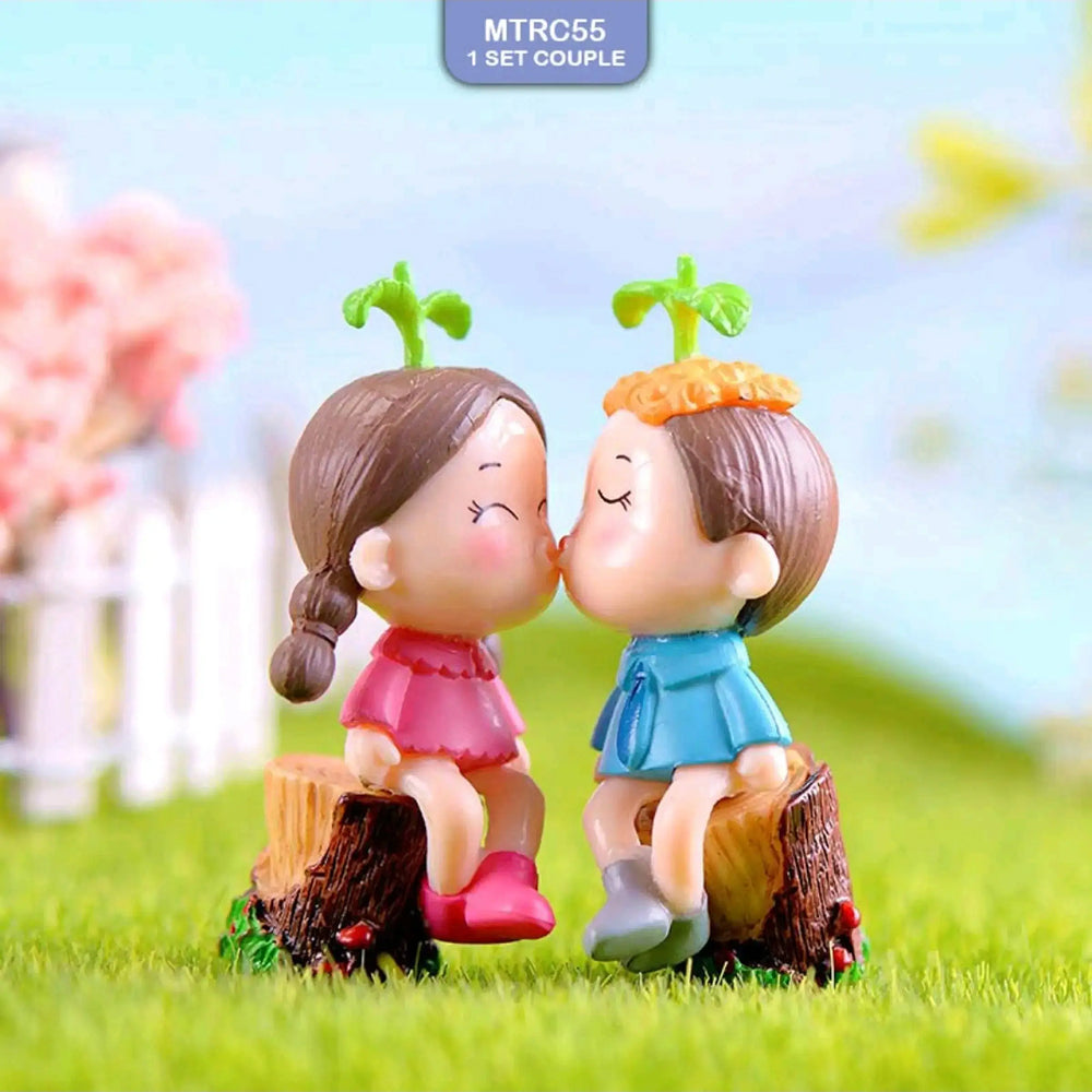Kawaii plant sprout couple figurines – boy and girl kissing on wooden stumps, perfect for nature-themed cake toppers, garden party décor, and romantic resin collectibles.