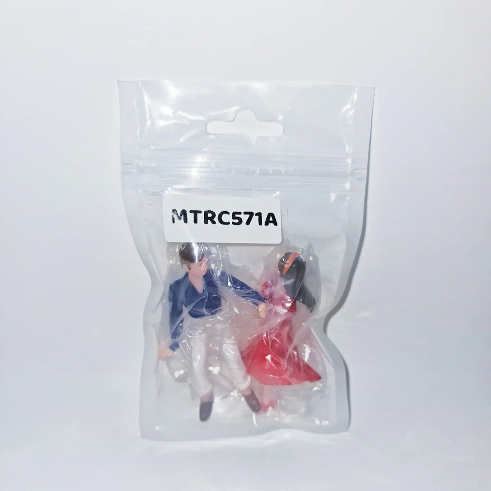 Couple figurine set in sealed bag labeled MTRC571A – boy and girl in sitting pose, ideal for romantic miniature gifts, cake toppers, or couple-themed party decor.