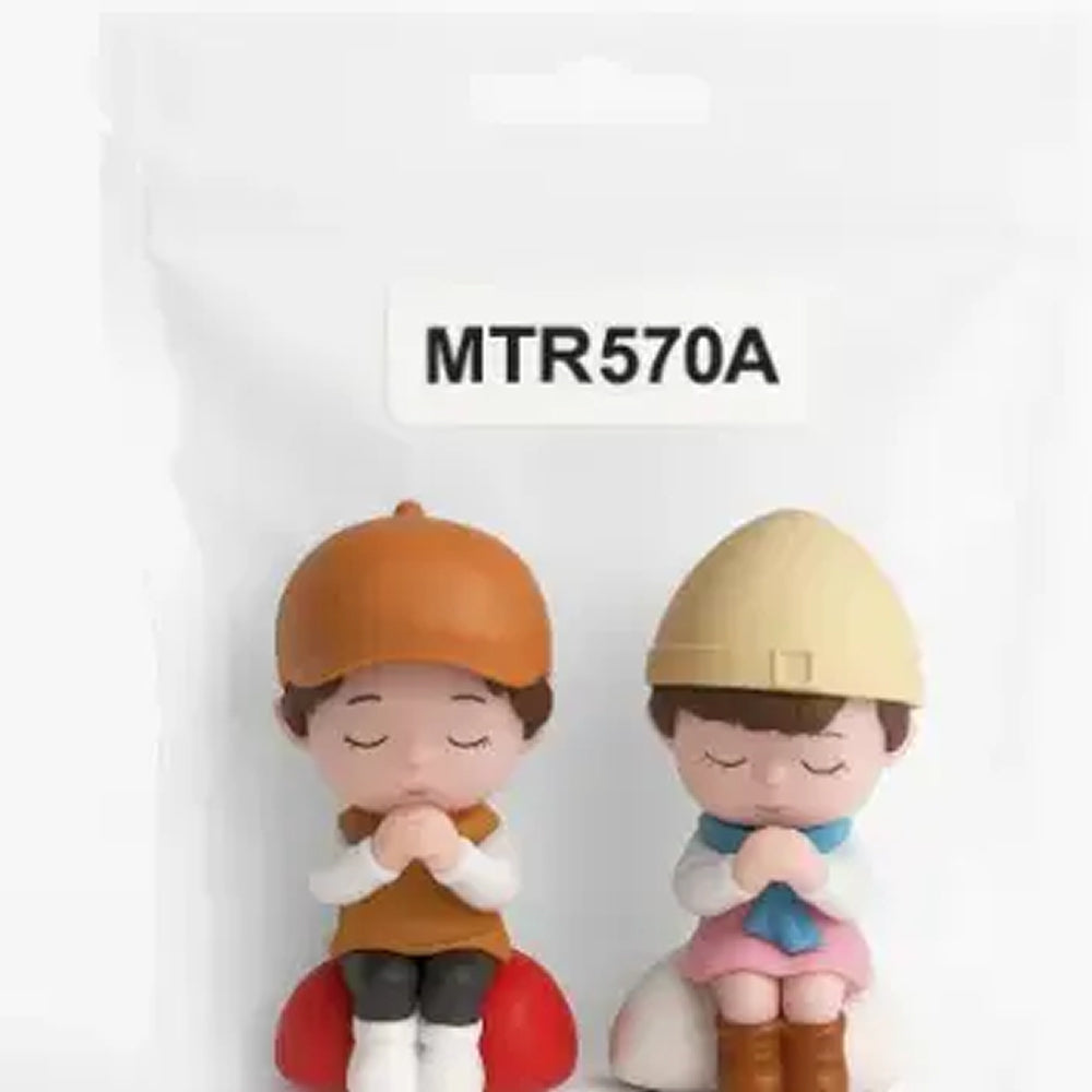 Sweet praying couple figurines with winter outfits and closed eyes – perfect for cake toppers, cozy winter scenes, and decoration pieces.