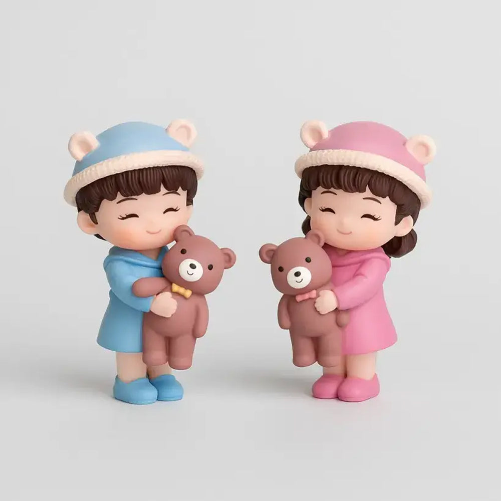 Cute twin-style couple miniatures with bear plushies in hand, dressed in matching beanies and hoodies – decorative cake toppers – MTRC451